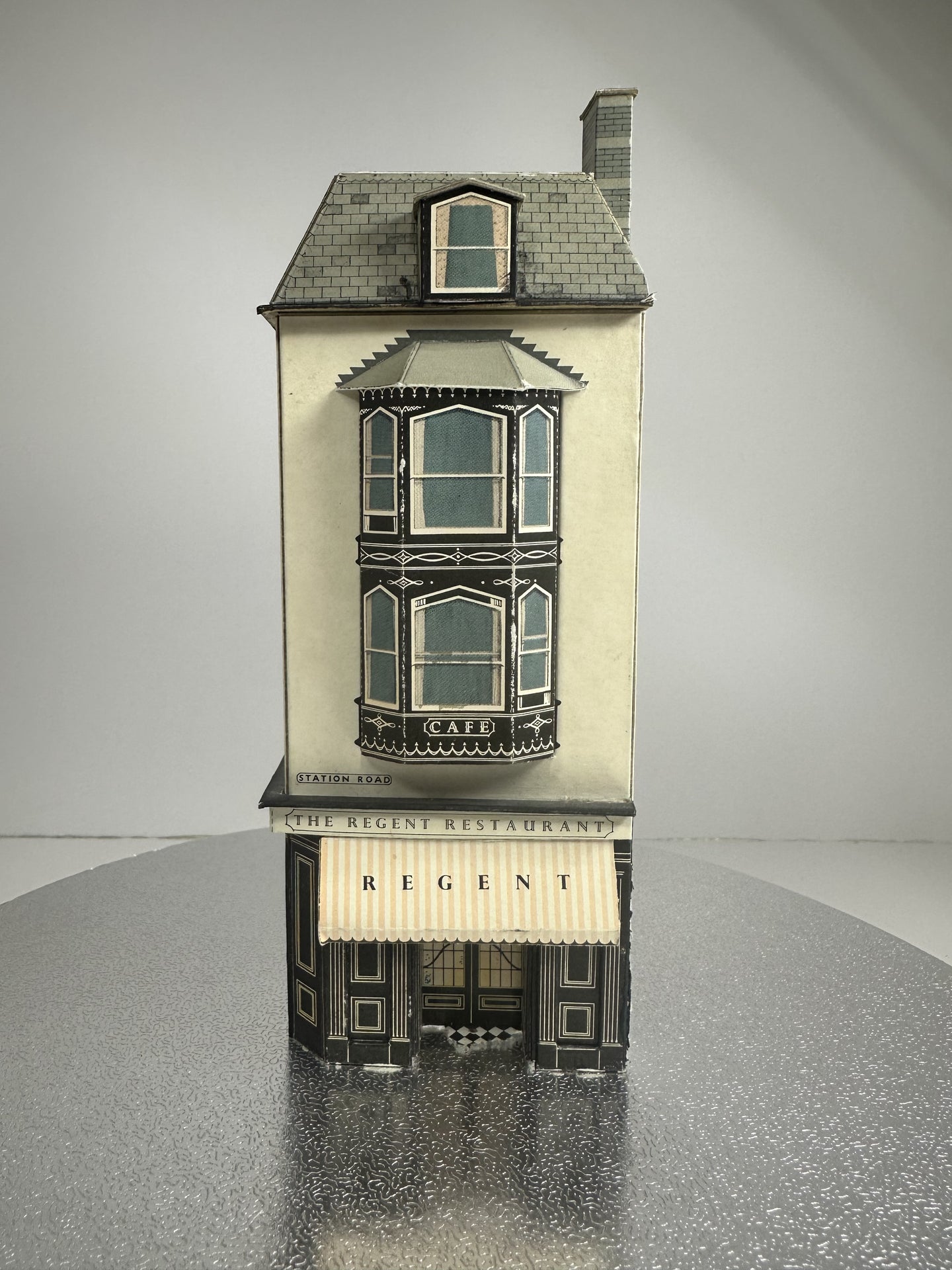SH2027 - Shop Front, Low Relief (1:76)